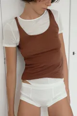 Musculosa marrón de corte recto y clásico, con escote redondo y tirantes anchos.