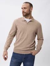 Sweater de punto color negro, con cuello polo y escote en V, de manga larga y diseño ajustado.