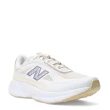 Championes de entrenamiento New Balance modelo Training Cat, con diseño en tonos beige y blanco, logo lateral en color lila y suela de goma en tono arena.