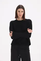 Sweater básico de tejido de punto, con cuello redondo, manga larga y puños y ruedo acanalados.