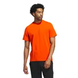 Remera naranja de corte clásico con logo de Adidas estampado en el pecho.
