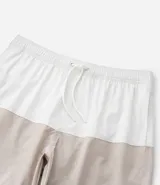 Bermuda de baño de microfibra con diseño bicolor, cintura elástica con cordón ajustable, bolsillos laterales y bolsillo trasero con cierre.