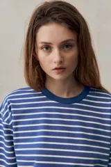Remera de manga larga a rayas azules y blancas, de calce relajado, confeccionada en algodón con cuello redondo.