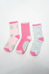 Pack de tres pares de medias de algodón con puño acanalado. Un par es rosa con lunares verde claro, otro es rosa liso con talón y puntera en rosa claro, y el tercero es blanco con lunares verde claro y cruces azul marino.