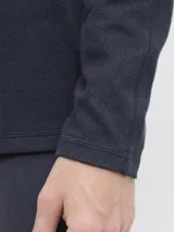 Remera de manga larga con cuello henley y cierre frontal con tres botones. Confeccionada en algodón orgánico, presenta un corte regular y diseño liso.