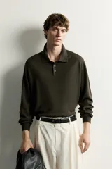 Sweater polo de punto regular fit tejido en hilatura de lana color gris oscuro, con cuello solapa, abertura frontal con botonadura y manga larga con acabados en rib.