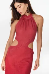 Vestido midi de lino color rojo, con escote halter fruncido, aberturas laterales cut-out en la cintura y falda evasé.