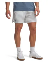 Short deportivo Under Armour de secado rápido, confeccionado en tejido ultraligero y resistente con paneles perforados para ventilación estratégica. Presenta un diseño estampado en tonos gris claro, cintura elástica con cordón ajustable, bolsillos laterales y aberturas en el bajo para mayor movilidad.