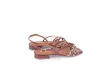 Sandalia de cuero color caramelo con tiras finas y detalle frontal trenzado en colores turquesa, naranja y marrón. Pulsera ajustable con hebilla metálica y base plana con taco bajo geométrico.