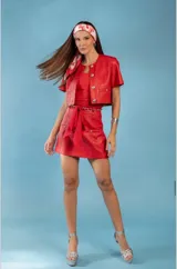 Camisa roja de manga corta con cuello clásico y cierre frontal con botones.