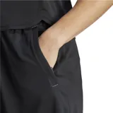 Short de training Adidas negro con estampado de camuflaje y logo blanco en la pierna derecha.