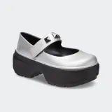 Zueco Crocs Stomp Mary Jane con plataforma, color plateado metálico y suela negra. Presenta una correa ajustable con adornos plateados removibles.