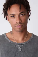 Collar de cadena de eslabones plateados con dije colgante en forma de cruz de hierro (Iron Cross) con acabado envejecido. El dije tiene inscripciones en el centro, incluyendo el nombre "Twojeys".