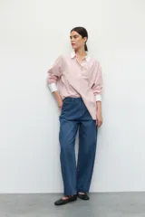 Pantalón de jean negro de corte ancho tipo boyfriend, tiro alto y confeccionado en algodón.