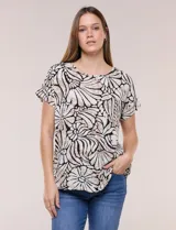 Blusa de silueta holgada y recta, confeccionada en crepe de poliéster con estampado animal print. Presenta escote redondo clásico, mangas cortas de hombro caído con puño doblado y ruedo ligeramente curvo.