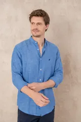 Camisa de lino color beige con cuello mao, corte slim fit y mangas 3/4 con botón para sujetar.