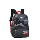 Mochila urbana con estampado camuflado en tonos grises y negros, con detalles en color rojo. Presenta el logo de la NBA en la parte superior y el escudo de los Chicago Bulls en el bolsillo frontal. Cuenta con correas ajustables y cierre principal.