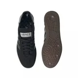 Championes Adidas Handball Spezial color negro con las tres tiras plateadas y suela marrón.