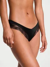 Panty cheeky negro de tiro bajo y pierna de corte alto, con laterales de encaje floral y detalle de herrajes dorados en la parte trasera.