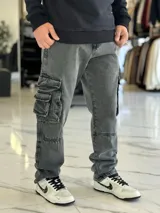 Pantalón cargo de jean estilo oversize, color celeste, con bolsillos laterales con solapa y corte recto.