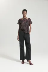 Top de viscosa estampada con escote a la base y detalle de cut out. Mangas cortas con volumen.