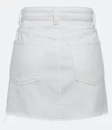 Minifalda blanca de sarga con bolsillos y bajo deshilachado.