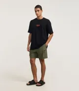 Bermuda masculina color verde oliva confeccionada en ripstop, con cintura elástica, cordón de ajuste, bolsillos laterales con cierre y etiqueta de la marca Blue Steel aplicada.