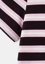 Camiseta de manga corta y cuello redondo, con diseño a rayas horizontales en tonos negro y rosado, corte recto.