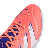 Championes de fútbol Adidas Predator League TF, color naranja con detalles en azul y blanco. Diseñados para césped artificial, cuentan con tecnología Hybridfeel en la parte superior para un mejor control del balón y suela con tapones de goma para mayor tracción.