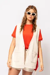 Short de jean color natural, tiro alto y detalle de estampado animal print en el bolsillo delantero.