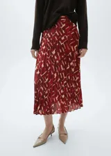 Falda midi plisada de tejido satinado con diseño evasé y estampado geométrico en tonos rojos y beige. Cuenta con cierre de cremallera invisible en el lateral.
