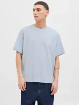 Remera celeste con estampado en la espalda que incluye texto y una imagen de una persona con un tocado.