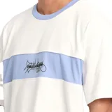 Remera Billabong de manga corta, color blanco con cuello redondo y banda horizontal en el pecho en tono celeste. Presenta un diseño gráfico estampado en el centro.
