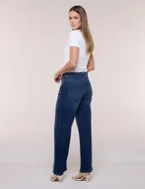 Jean de tiro medio-alto y corte wide leg marca Djeans, en color azul clásico con lavado uniforme, bolsillos funcionales y cierre frontal con cremallera y botón.