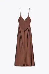 Vestido midi de tejido satinado con escote en pico y tirantes finos ajustables. Presenta un diseño de espalda descubierta con tiras cruzadas y cierre con cremallera.