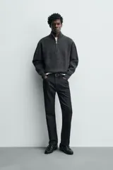 Jeans de corte slim fit en color azul oscuro, con diseño de cinco bolsillos, cierre frontal con cremallera y botón, y tejido ligeramente elástico.