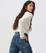 Pantalón de jean premium de tiro medio con corte wide leg, de color azul, con pretina con pasacintos y bolsillos funcionales.