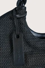 Bolso de mano tipo tote con diseño estructurado y textura tejida. Cuenta con asas superiores trenzadas y un detalle de etiqueta colgante de cuero sintético.