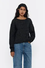 Jersey de punto negro con hilo multicolor entrelazado, corte recto, escote barco, manga maxilarga con volumen y costuras al revés.