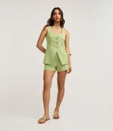 Short recto sastrero de cintura alta confeccionado en crepé verde, con cordón de amarre en la cintura, nervaduras frontales y bolsillos falsos en la parte trasera.