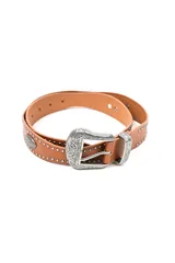 Cinturón de cuero sintético color marrón con hebilla, pasador y apliques metálicos plateados con grabados ornamentales, además de detalles de tachas a lo largo de la tira.