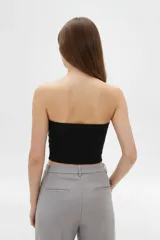 Top strapless de algodón color blanco, con diseño ajustado al cuerpo y textura acanalada.