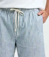 Bermuda masculina de sarga de algodón con estampado de rayas verticales blancas y azules, cintura elástica con cordón ajustable y bolsillos laterales.