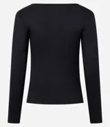 Blusa de pijama manga larga color blanco, confeccionada en tejido rib acanalado. Presenta cuello redondo con cierre frontal de tres botones y ajuste al cuerpo.