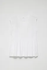 Blusa blanca sin mangas con corte peplum.
