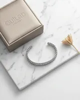 Pulsera de eslabones tipo cubana en acero inoxidable, con diseño clásico y acabado brillante.