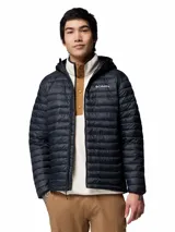 Campera puffer con capucha marca Columbia, modelo Powder Pass Hooded con tecnología Omni-Shield, color negro con cierre frontal y bolsillos laterales.
