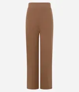 Pantalón de corte recto y tiro alto, confeccionado en tejido de punto texturizado con acabado suave. Presenta cintura fija y diseño de pierna ligeramente ancha.