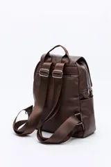 Mochila negra de cuero sintético con solapa y cierre de cordón con dos flecos decorativos con cuentas plateadas. Cuenta con tres compartimentos principales, bolsillos internos adicionales, dos bolsillos laterales y un bolsillo trasero con cierre. Tiene un asa superior fija y dos correas regulables en la espalda.