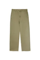 Pantalón de corte skater, color khaki, con diseño holgado y tiro medio. Cuenta con bolsillos laterales y traseros, cierre frontal con botón y cremallera.
